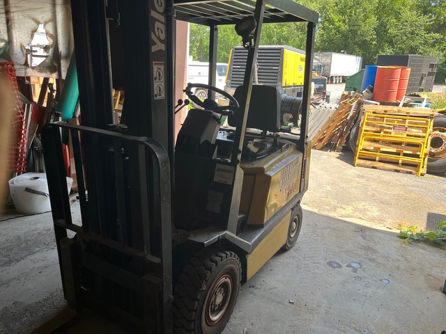 Yale GLP030BENUAF085 3000 lb Pneumatic Tire Forklift