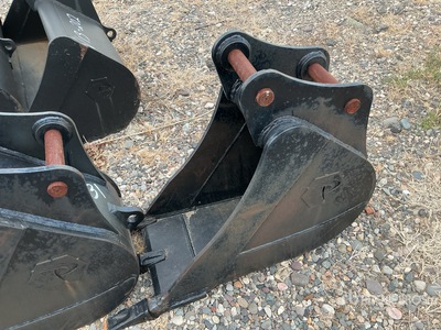 Prosource  18 in .22 cyd Digging Excavator Bucket - Fits Sany SY75/SY80 (Unused)