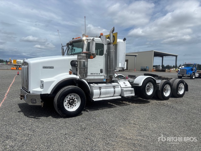 2003 Kenworth T800 8x4 Heavy Haul Tri/A Day Cab Truck Tractor