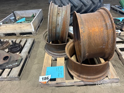Quantity of (4) Rims for Dubuque Tractors Pièces diverses