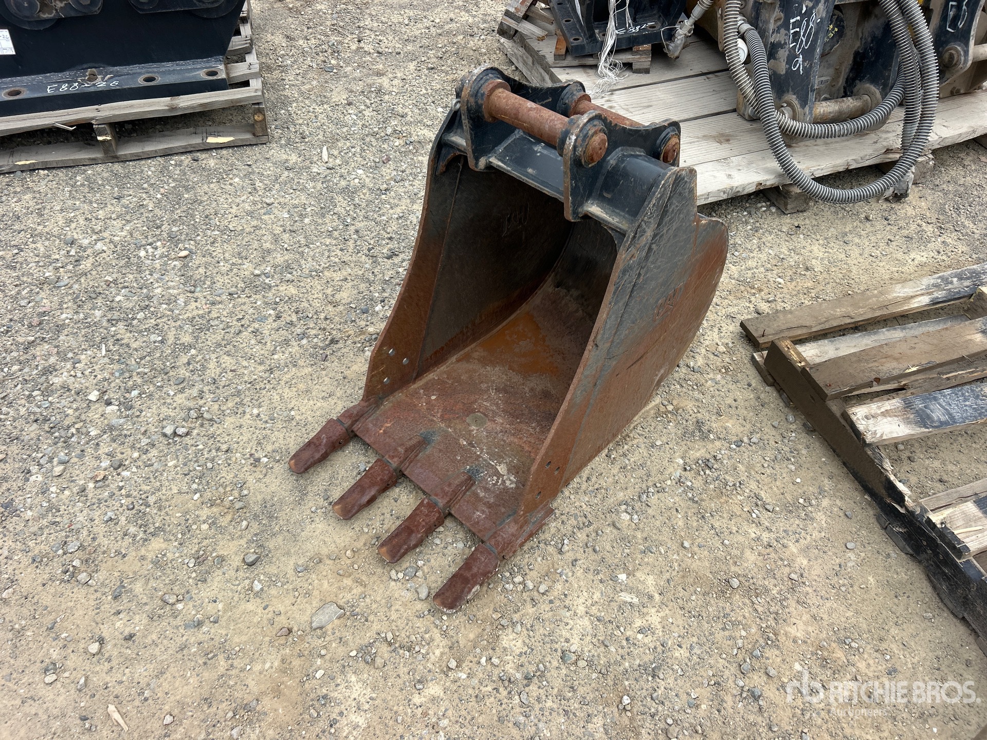 Cat 20 in Digging Excavator Bucket - Fits Cat 305