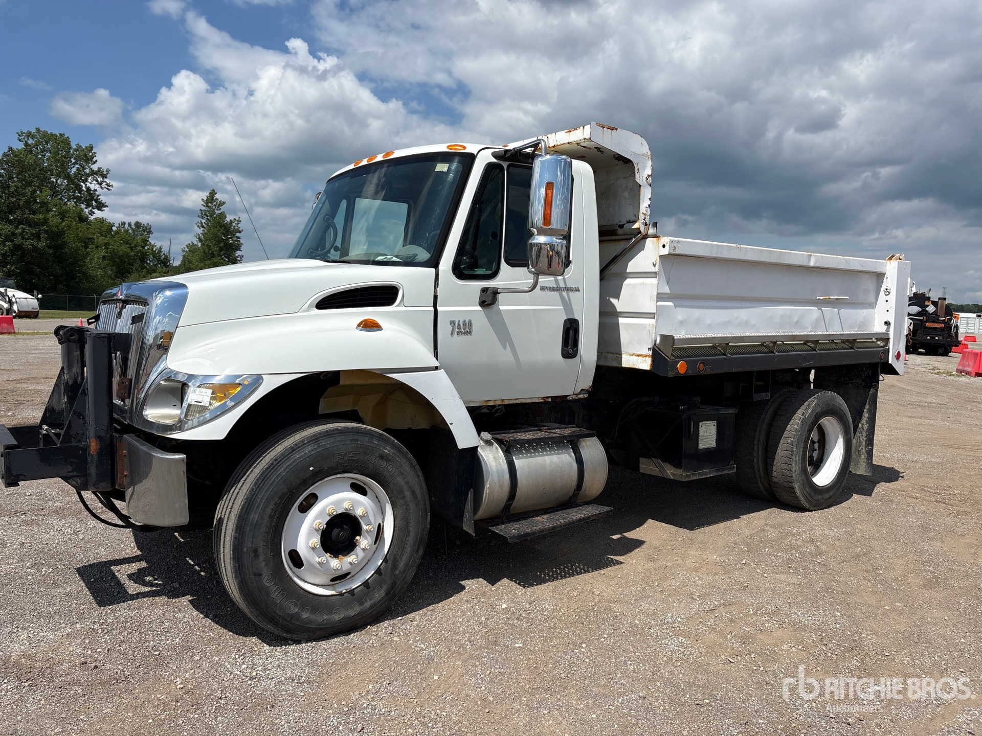 2003 International 7400 4x2 S/A Dump Truck