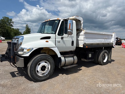 2003 International 7400 4x2 Camion à benne tandem