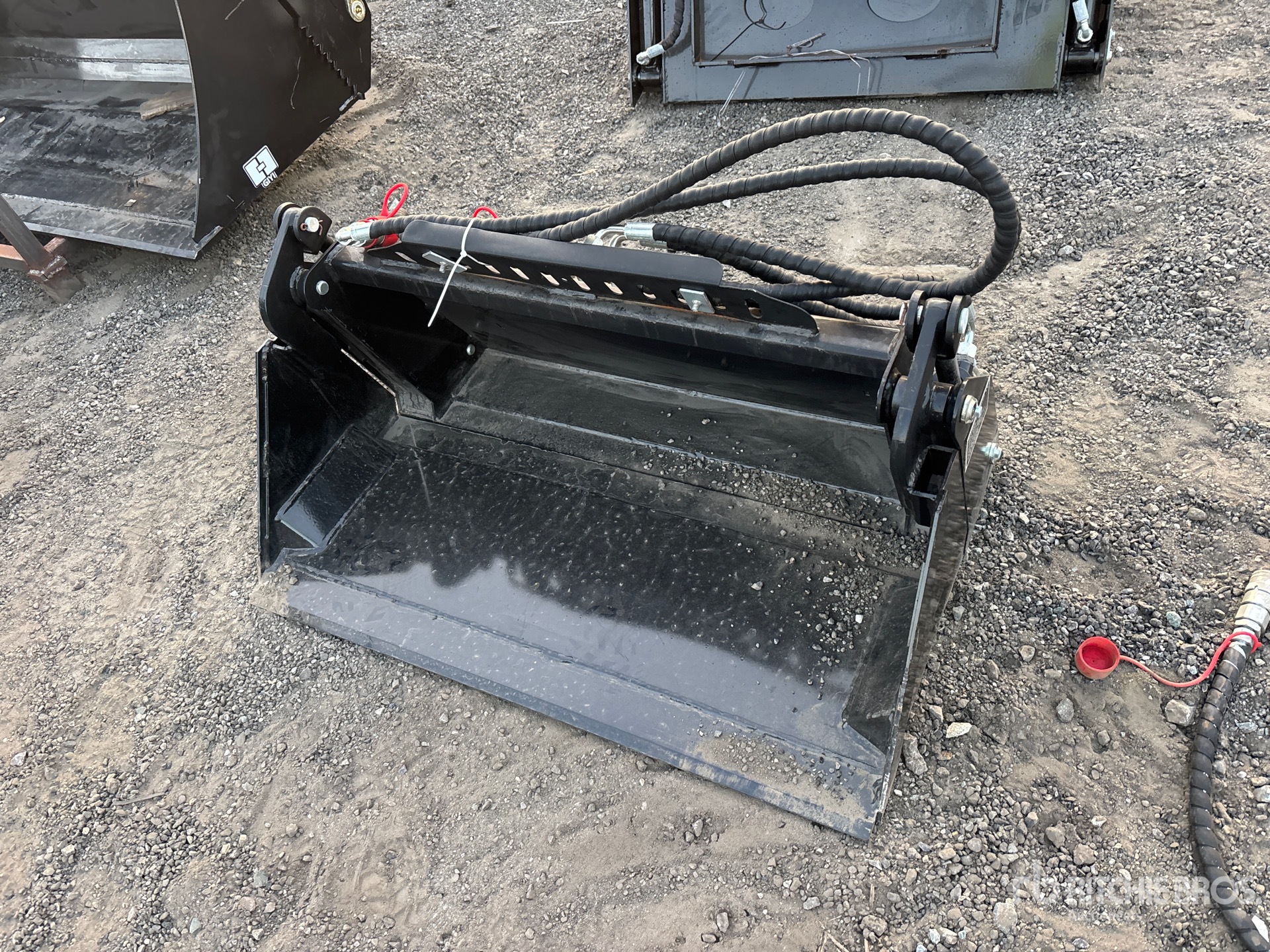 2026 GIYI GY-XKH39 39 in Multi-Purpose Mini Skid Steer Bucket (Unused)