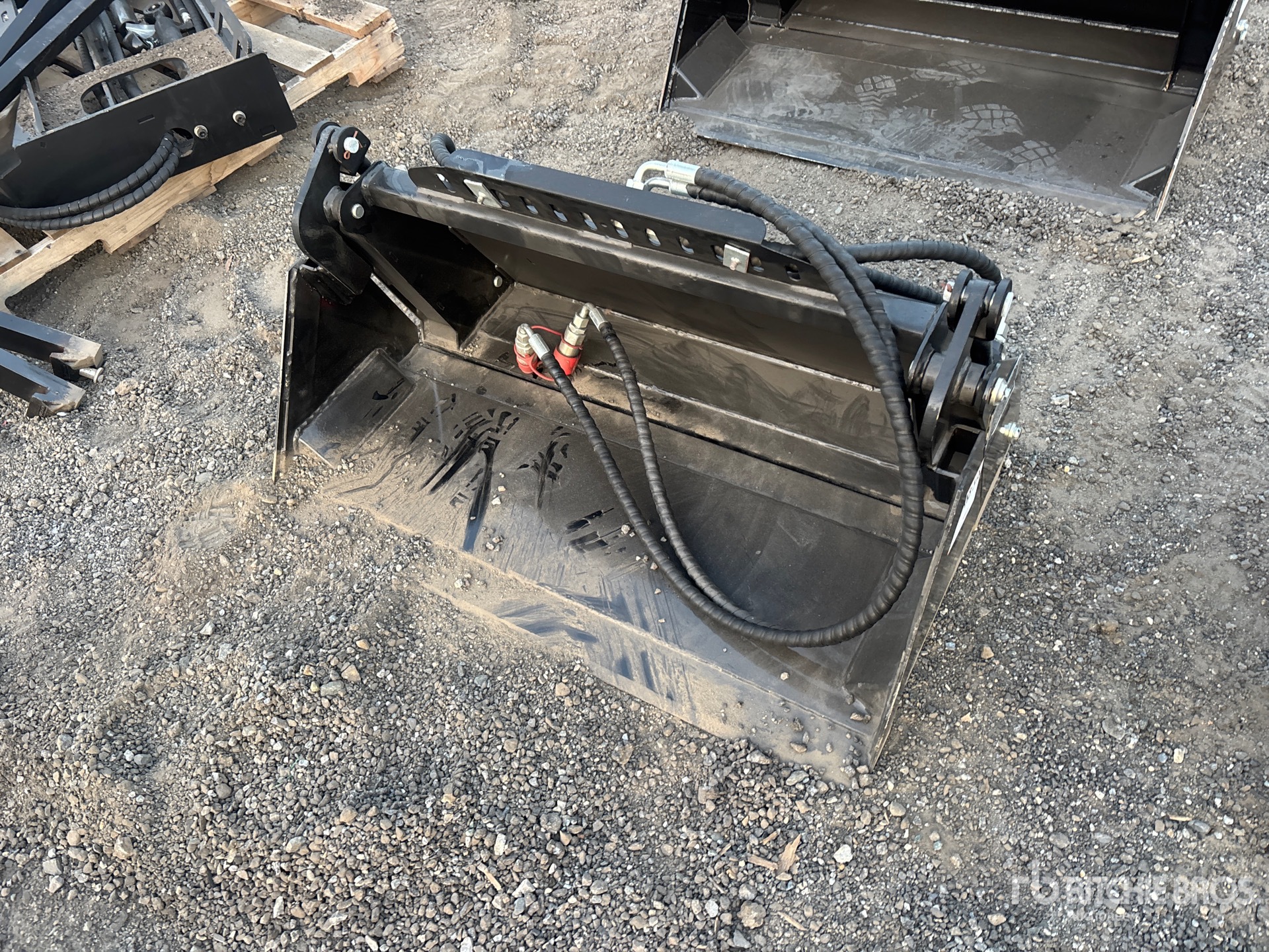 2026 GIYI GY-XKH39 39 in Multi-Purpose Mini Skid Steer 4 In 1 Bucket Skid Steer Bucket (Unused)