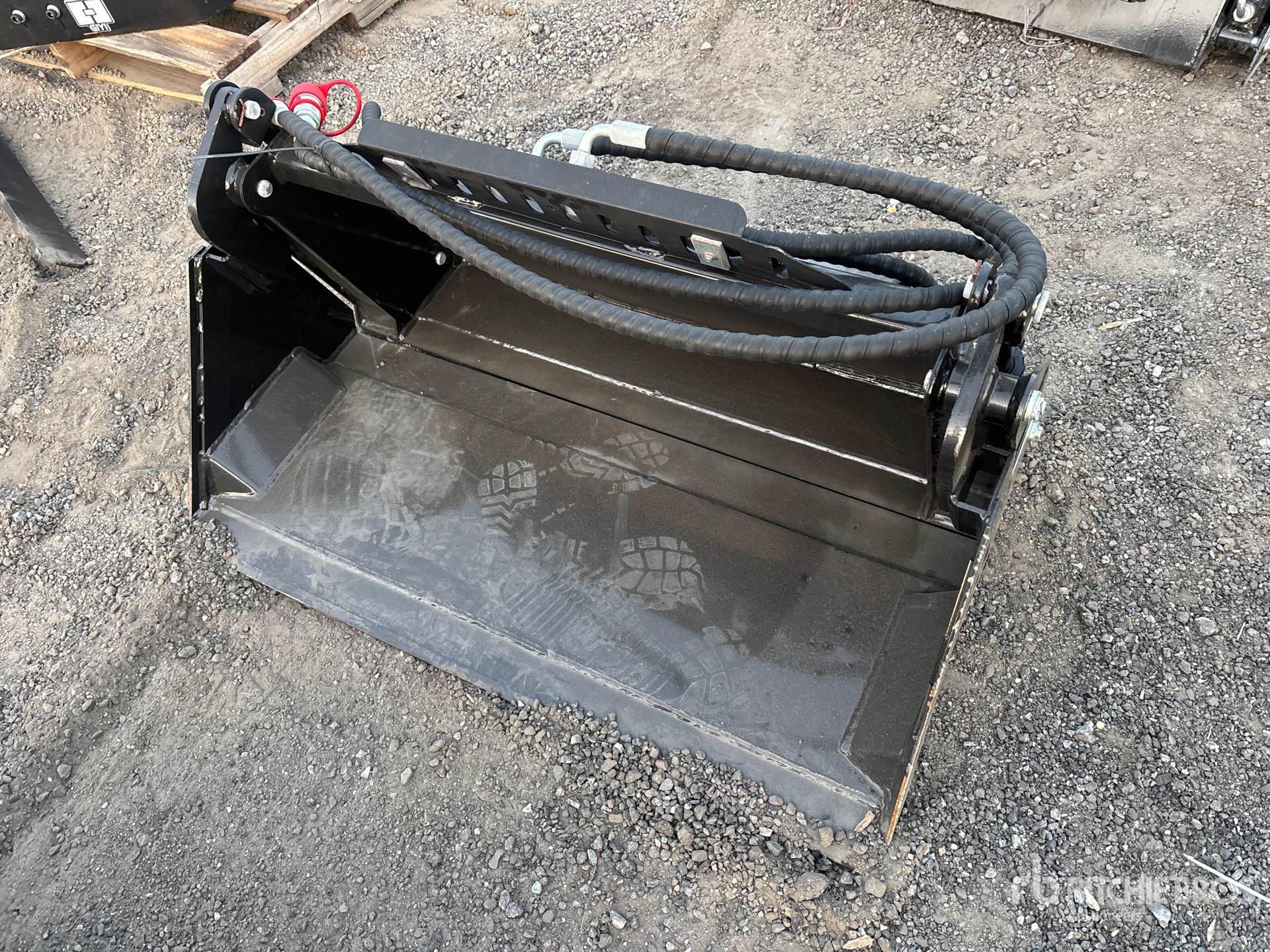 2026 GIYI GY-XKH39 39 in Multi-Purpose Mini Skid Steer 4 In 1 Bucket Skid Steer Bucket (Unused)
