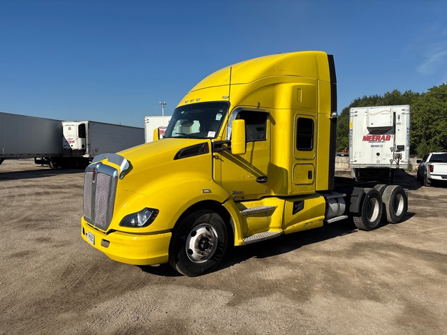 2016 Kenworth T680 6x4 T/A Sleeper Truck Tractor 2016 Kenworth T680 6x4 T/A Sleeper Truck Tractor