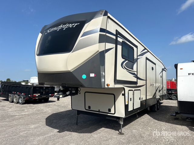 2020 Sandpiper Forest River 42 ft T/A Travel Trailer