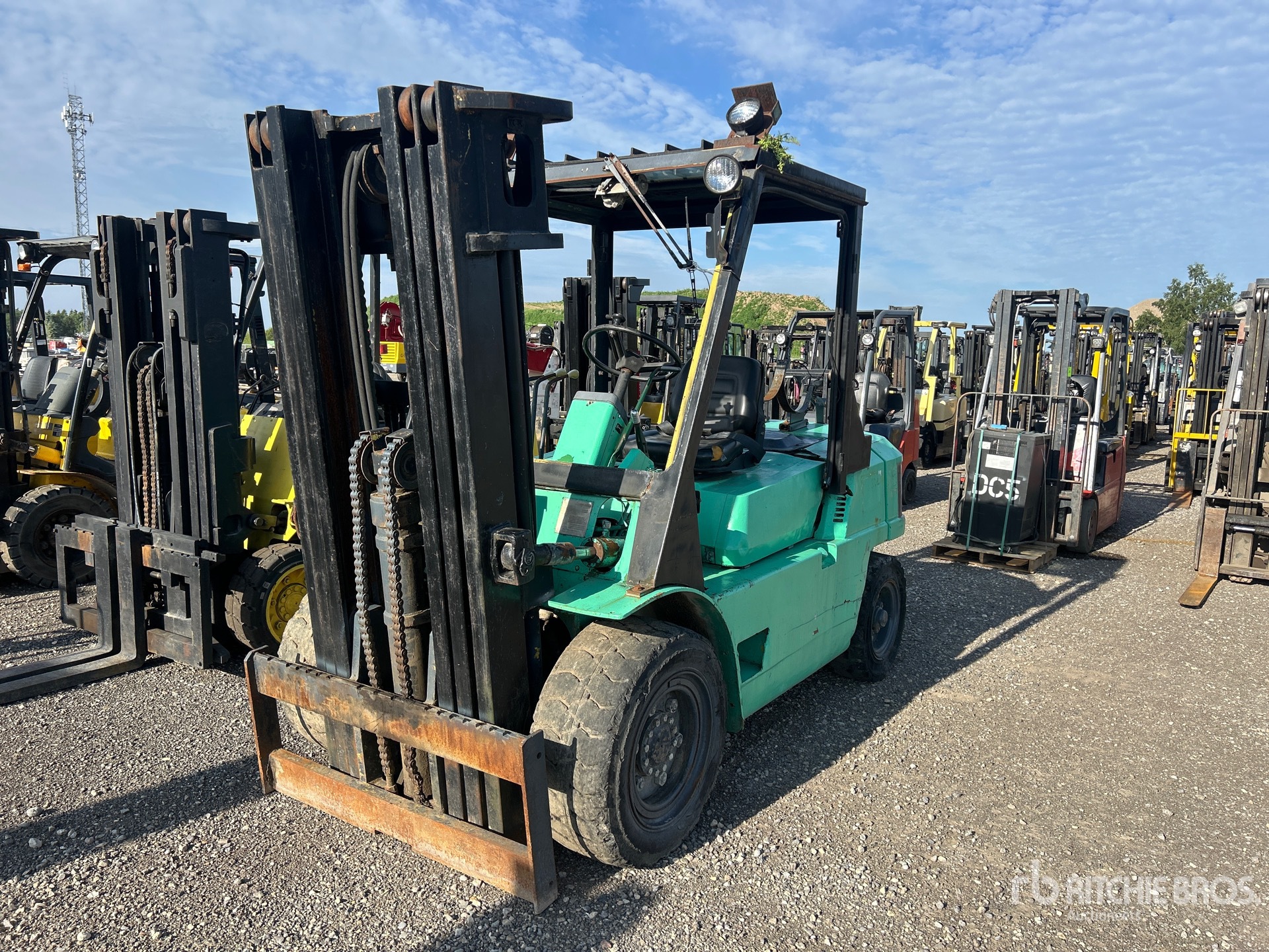 1988 Mitsubishi FG35 8000 lb Pneumatic Tire Forklift