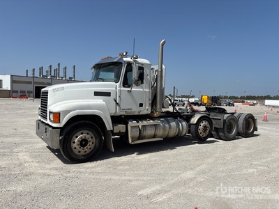 2013 Mack CHU613 8x4 Tri/A Dagcabine Trekker