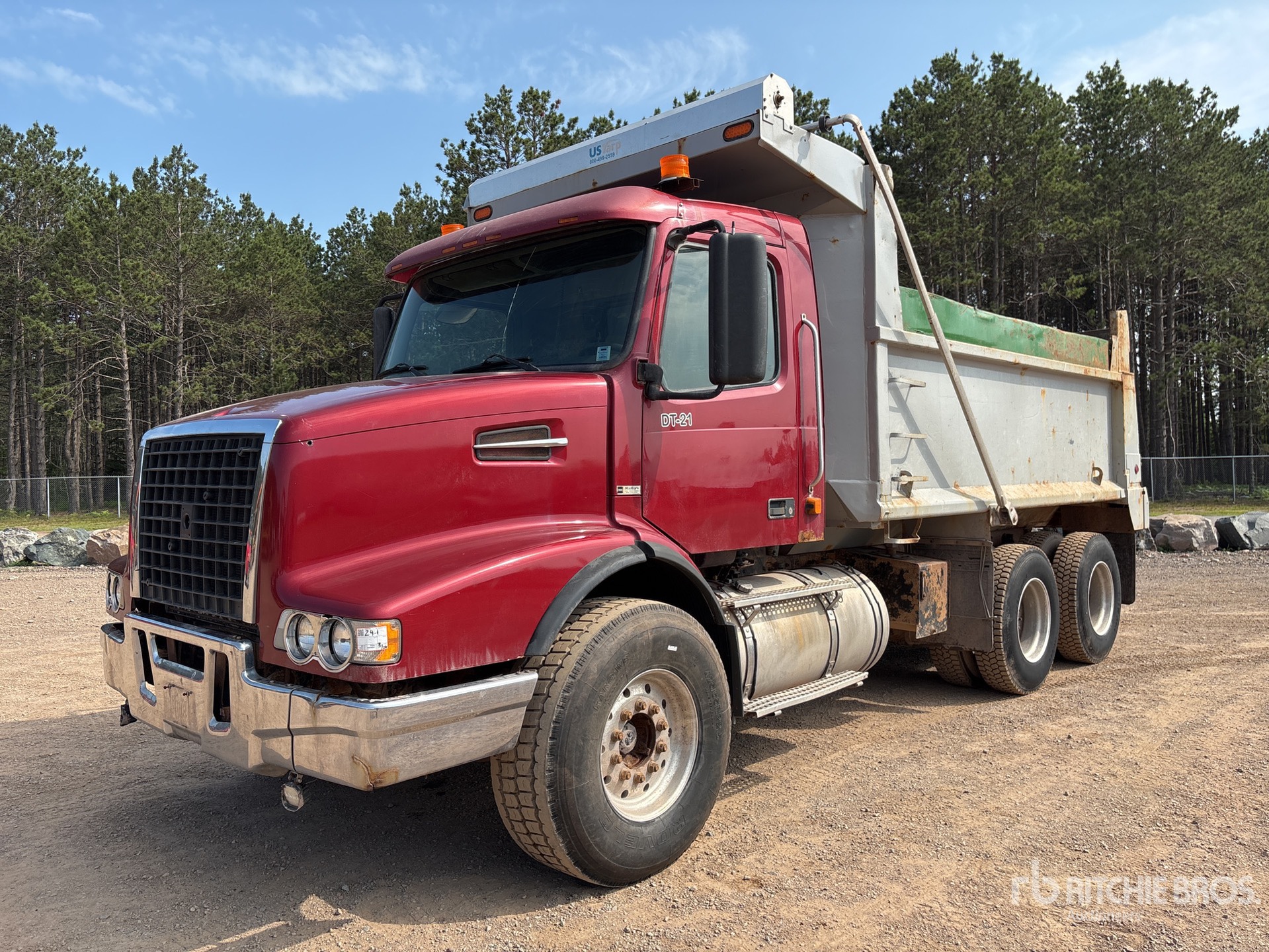 2007 Volvo VND 6x4 T/A Dump Truck
