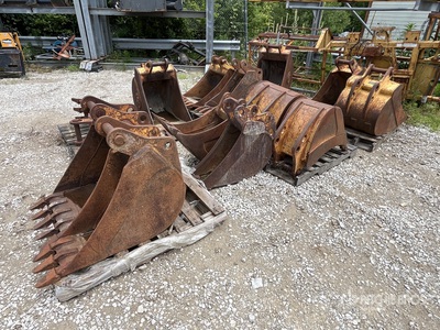 Quantity of (13) Digging ローダーバックホー用バケット - Fits John Deere 310, 410