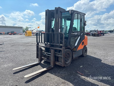 Doosan D30S-7 5500 lb Pneumatic Tire Forklift