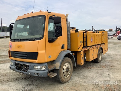 2014 Peterbilt 220 1000 gal 4x2 Ciężarówka do przewozu paliwa i oleju