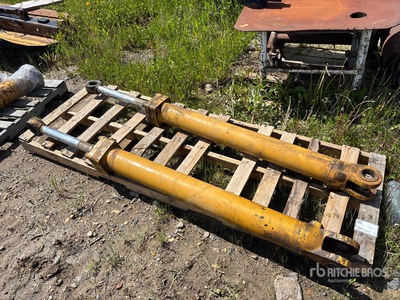 Quantity of (2) Cat Hydraulic Dozer Lift Cylinders