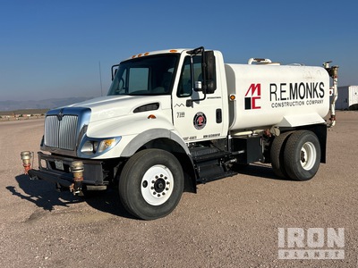 2006 International 7300 2000 gal 4x2 2000 Water Truck