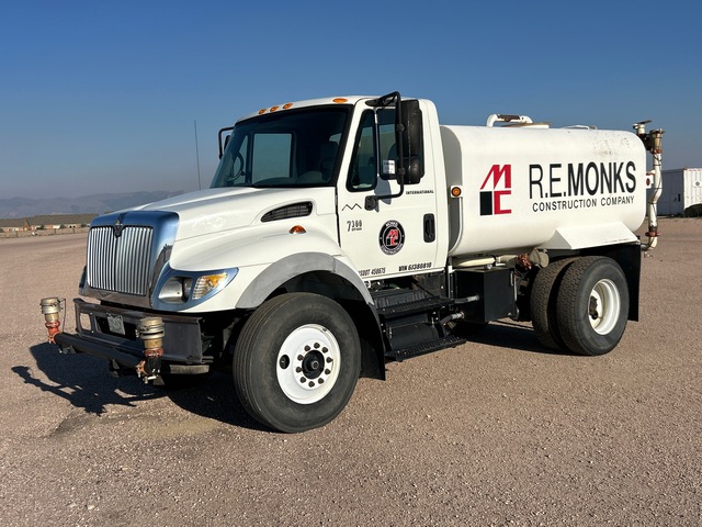 2006 International 7300 2000 gal 4x2 Water Truck