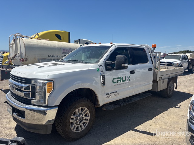 2017 Ford F-350 XLT 4x4 Crew Cab Flatbed Truck