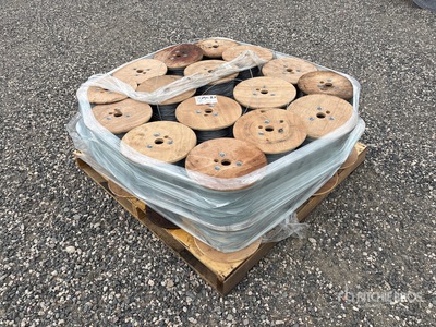 Quantity of (36) Spool Rolls of Galvanized 有刺鉄線 (Unused)