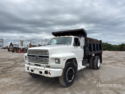 1990 Ford F-700 4x2 S/A Dump Truck