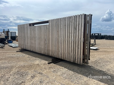 Quantity of (4) 24 ft x 8 ft الأسوار الرملية