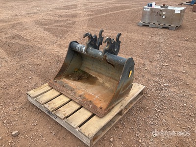 Cotech 34 in Q/C Cleanup Excavator Bucket - Fits Kubota KXW33-4