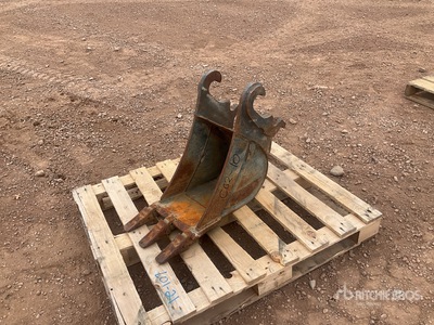 11 in Q/C Digging Excavator Bucket - Fits kubota KXW33-4