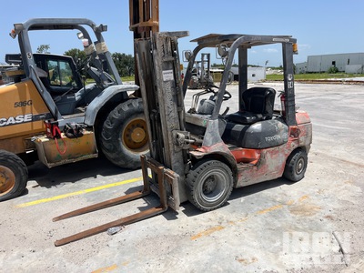 2004 Toyota 7FDU25 Forklift (Inoperable)