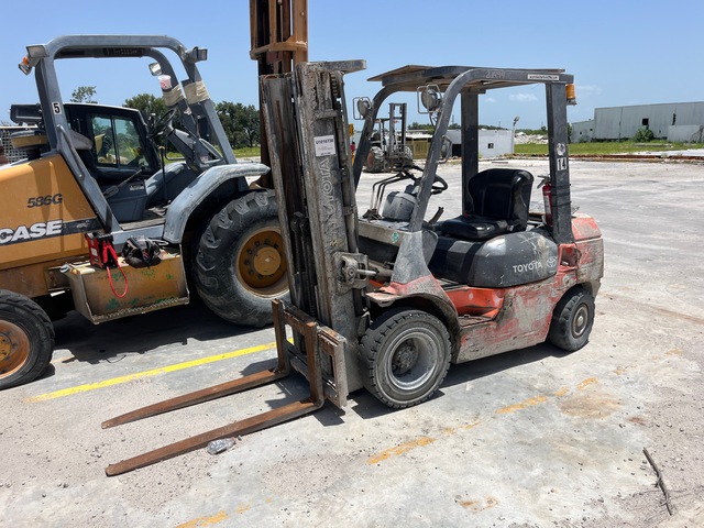 2004 Toyota 7FDU25 Forklift (Inoperable)