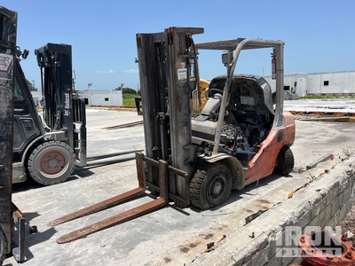 2011 Toyota 8FDU25 Forklift (Inoperable)
