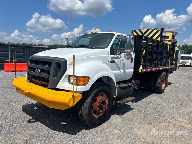 2009 Ford F-750 4x2 Attenuator Truck