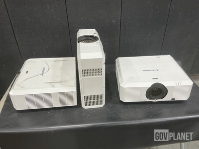 (3) Mitsubishi WL7050U LCD Projectors