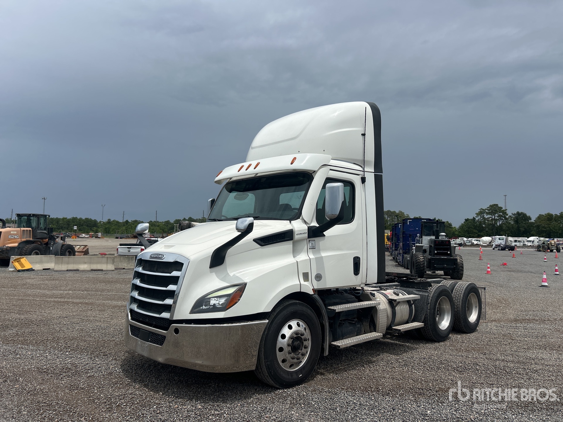 2021 Freightliner Cascadia 116 6x4 T/A Day Cab Truck Tractor
