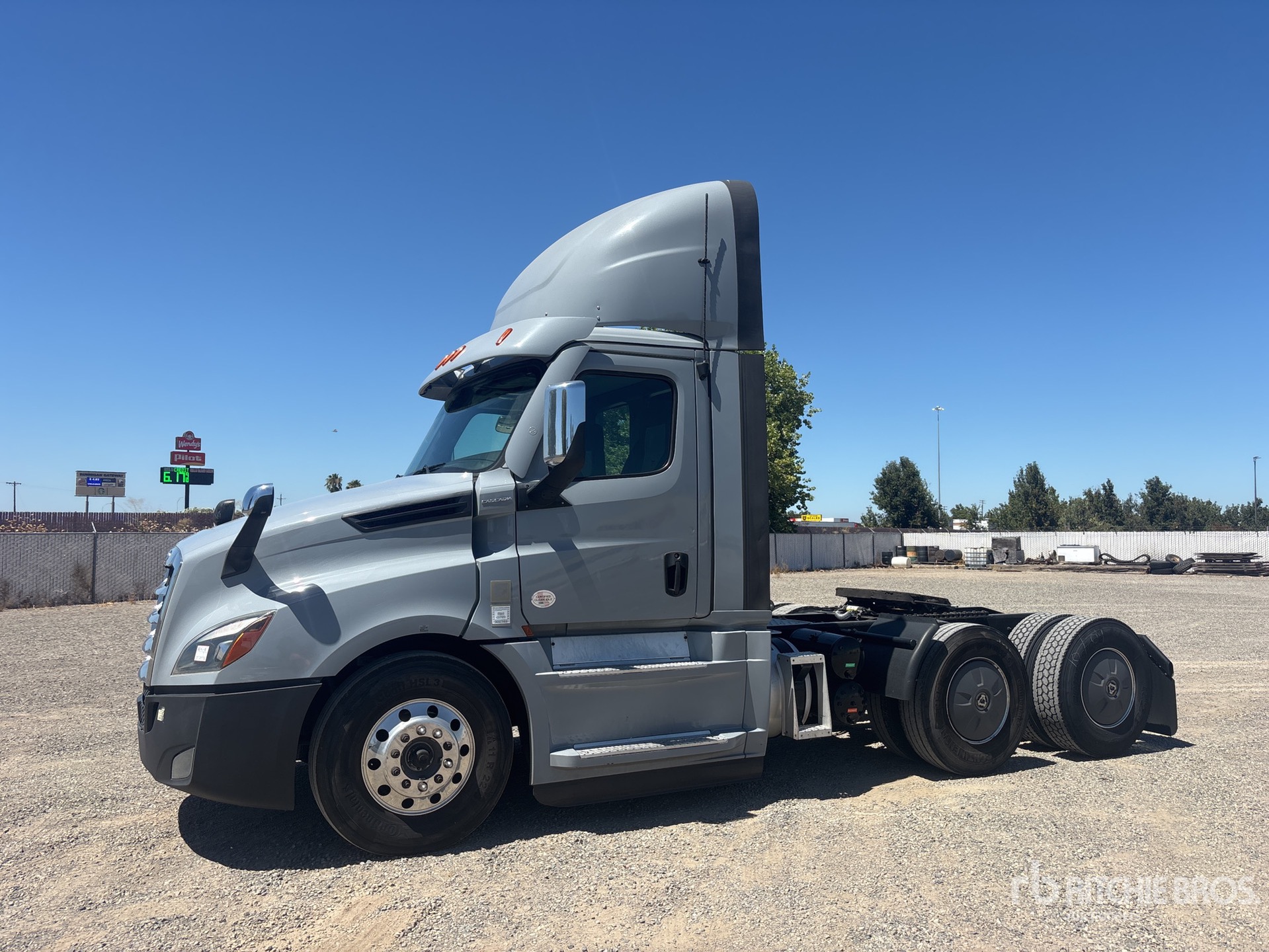 2020 Freightliner Cascadia 126 6x4 T/A Day Cab Truck Tractor