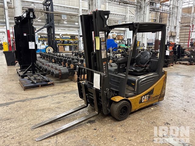 Caterpillar 2ET4000 3940 lb Electric Forklift