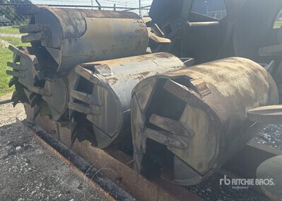 24 in Clamshell Excavator Bucket