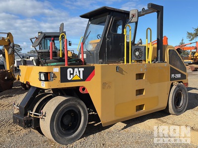 2003 Cat PF290B 7 Wheel Pneumatische wals