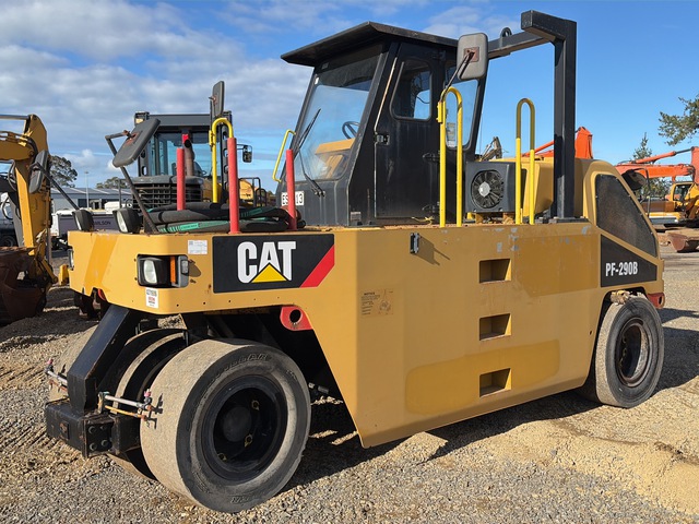 2003 Cat PF290B 7 Wheel Pneumatic Roller