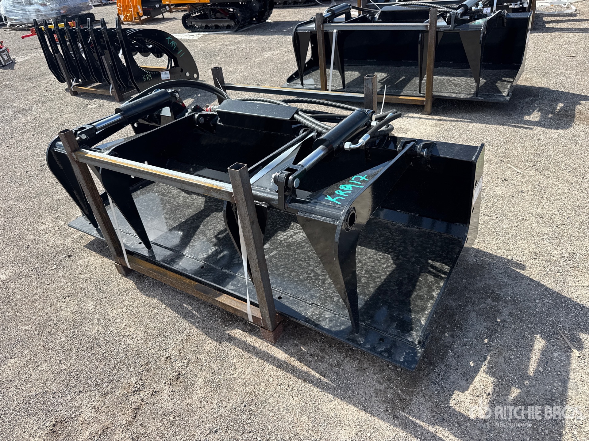 2026 GIYI GY-PG72 72 in Skid Steer Grapple Bucket (Unused)