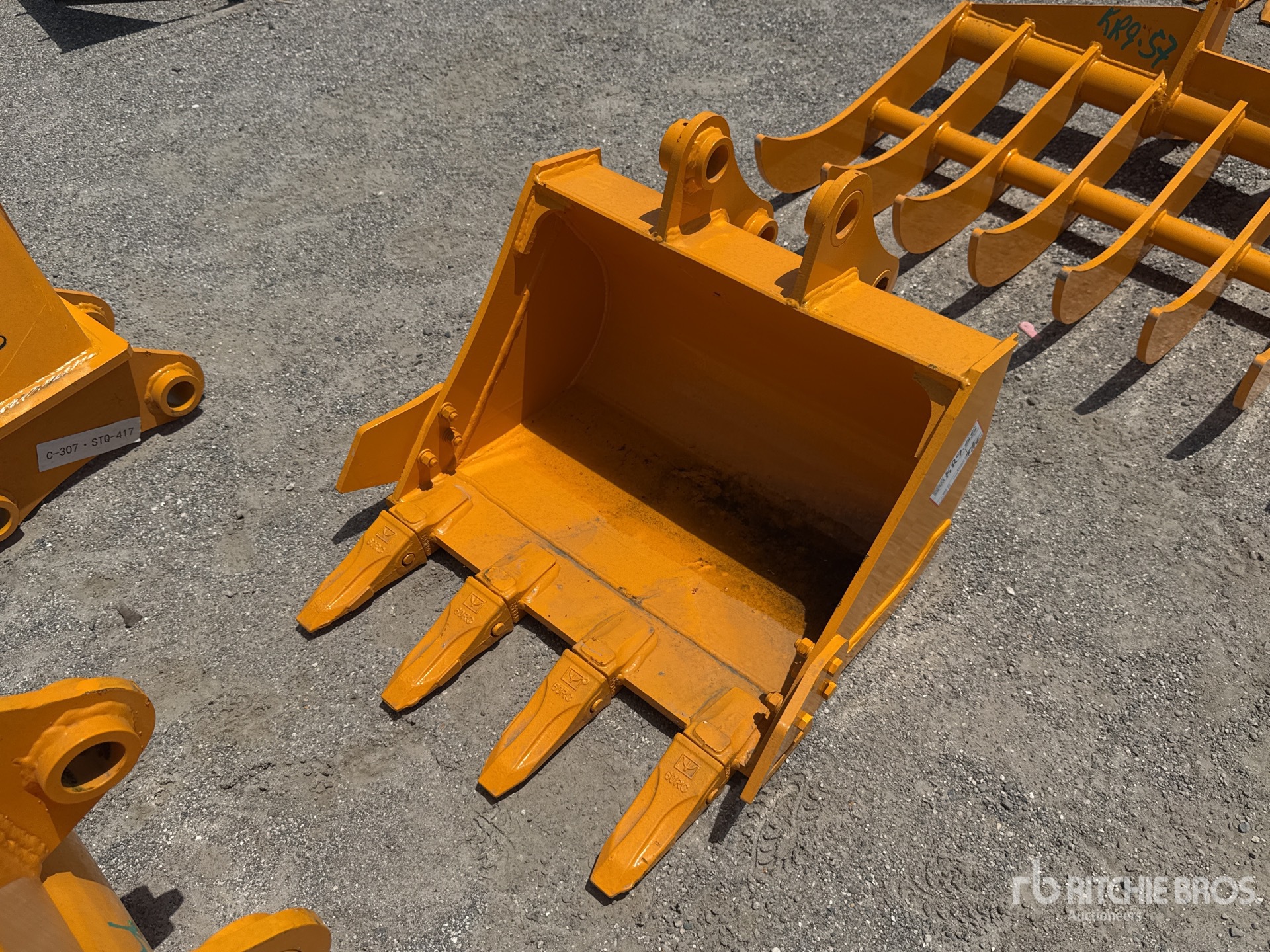 2026 GIYI 24 in Digging Excavator Bucket - Fits Cat 303 (Unused)