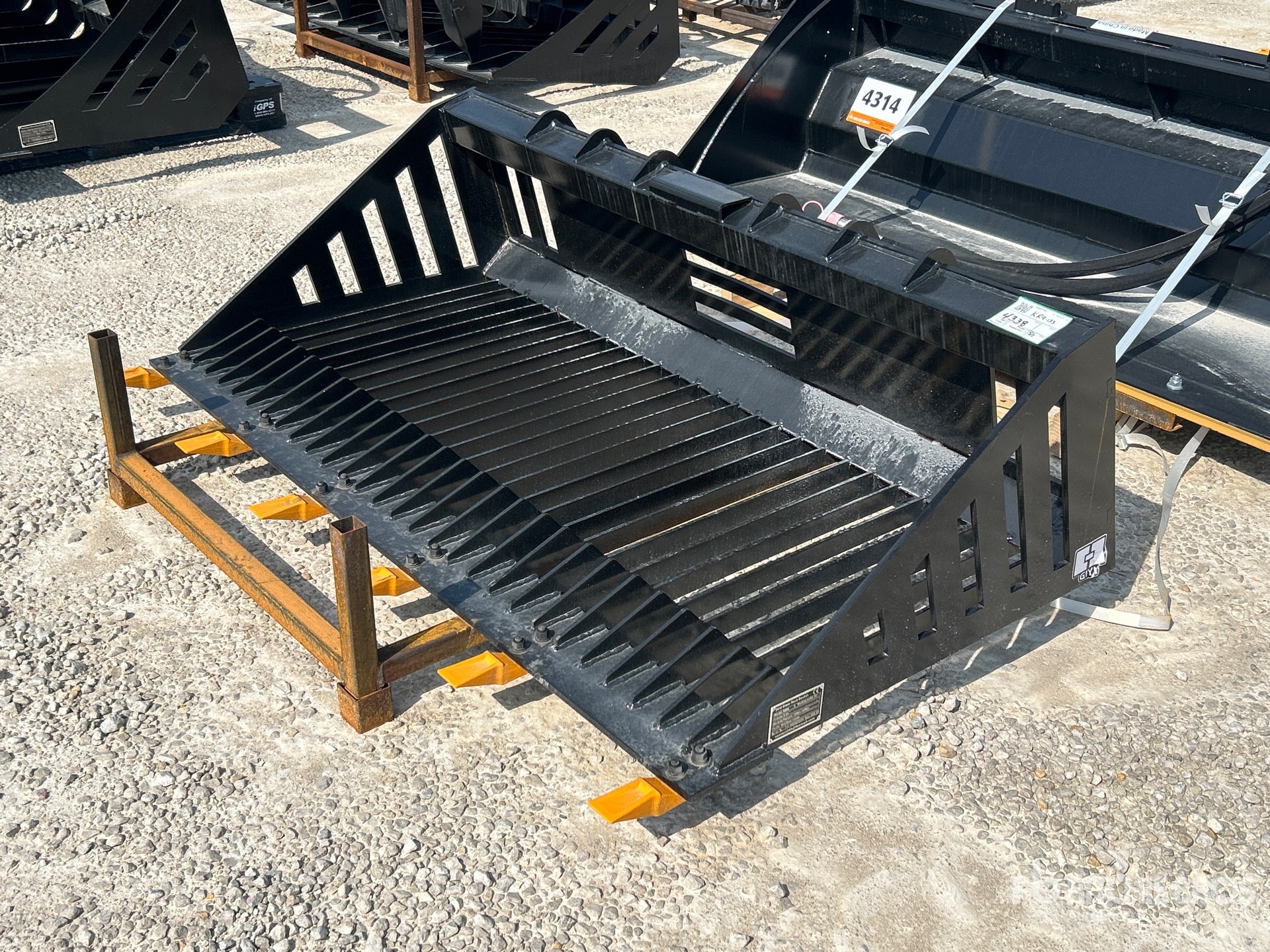 2026 GIYI GY-RB66 66 in Rock Bucket Skid Steer Bucket (Unused)