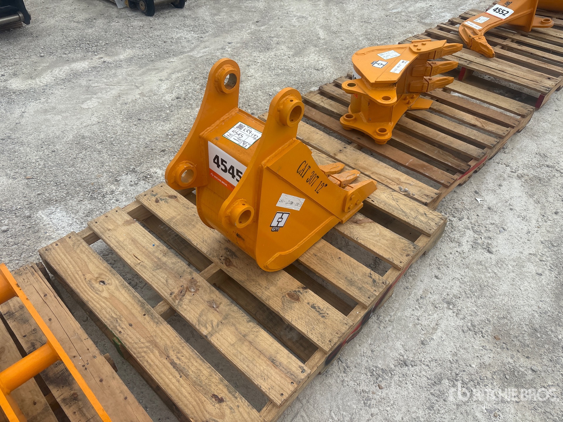 2026 GIYI GY-BK 12 in Digging Excavator Bucket - Fits Cat 307 (Unused)