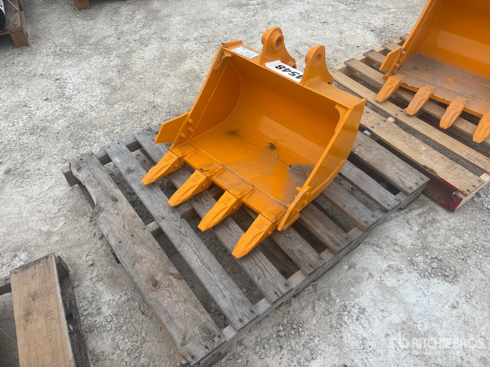 2026 GIYI 24 in Digging Excavator Bucket - Fits Cat 303 (Unused)