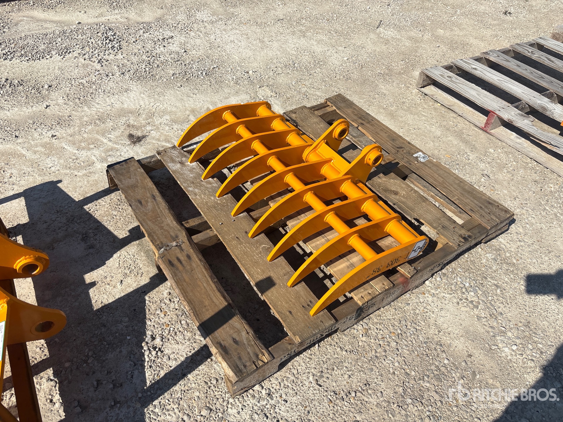 2026 GIYI 38 in Excavator Rake - Fits Cat 303 (Unused)