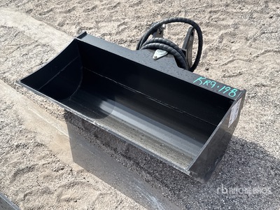 2026 GIYI GY-D3T 32 in Tilting Excavator Bucket - Fits Cat (Unused)