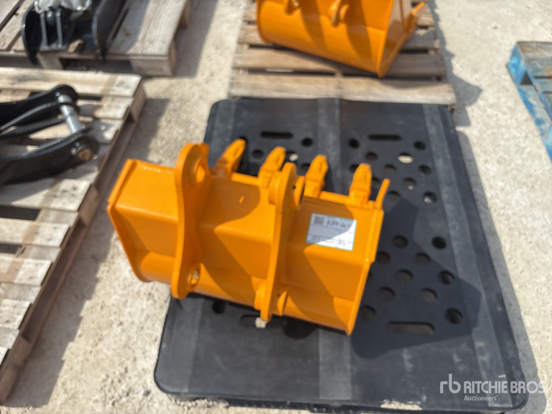 2026 GIYI GY-BK Excavator Bucket - Fits Cat 305 (Unused)