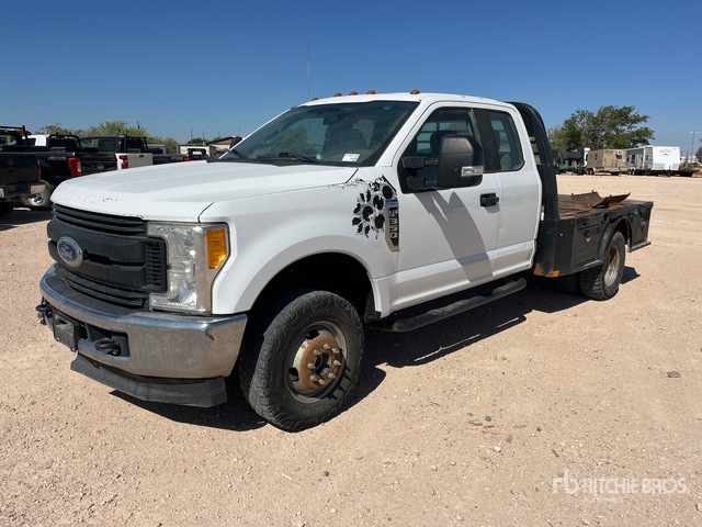 2017 Ford F-350 XL 4x4 Extended Cab Flatbed Truck