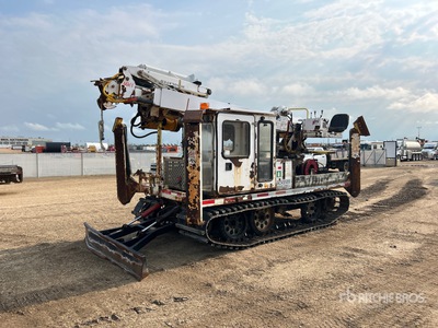 2009 Nodwell Crawler Carrier Digger Derrick w/2009 UTV International