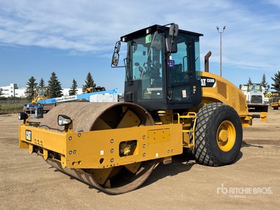 2016 Cat CS56B Walzenzug mit Glattmantelbandage