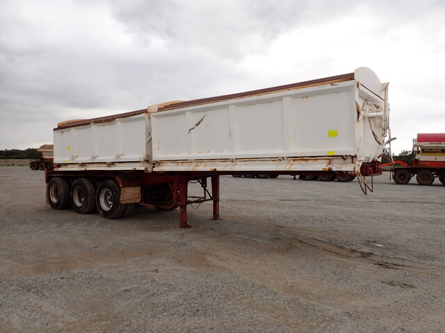 2011 Baileys 8.8 m Tri/A Side Dump Trailer